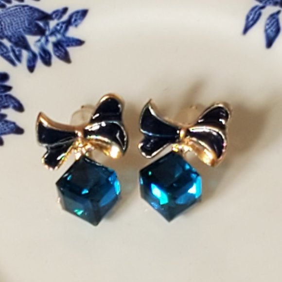 Floras Fantasies Jewelry - Crystal & Gold Stud Earrings - Box/Present & Bow.  Sapphire Blue
